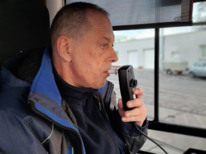 Brněnští autobusáci si před jízdou dýchnou do nových alkotesterů