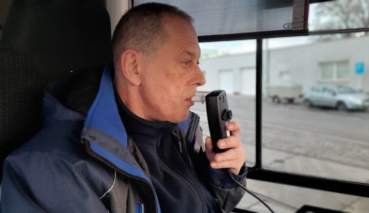 Brněnští autobusáci si před jízdou dýchnou do nových alkotesterů
