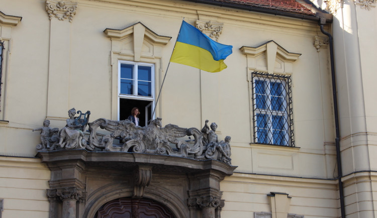 Ukrajinská vlajka za této situace na budovu radnice patří, tvrdí brněnští zastupitelé