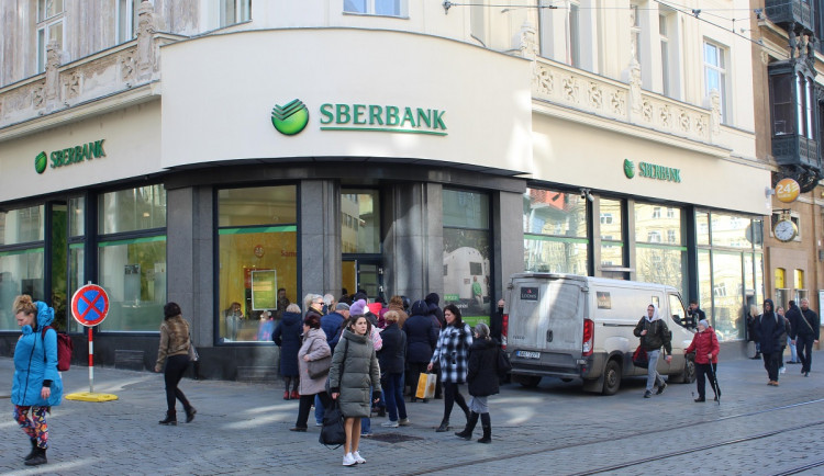 Personál Sberbank v Brně potřeboval pomoc strážníků. Z účtů u banky stahuje peníze i kraj