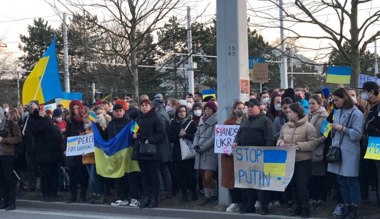 Před ruským konzulátem v Brně protestovali lidé proti invazi na Ukrajinu