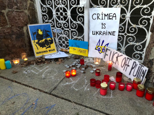 Před ruským konzulátem v Brně protestovali lidé proti invazi na Ukrajinu