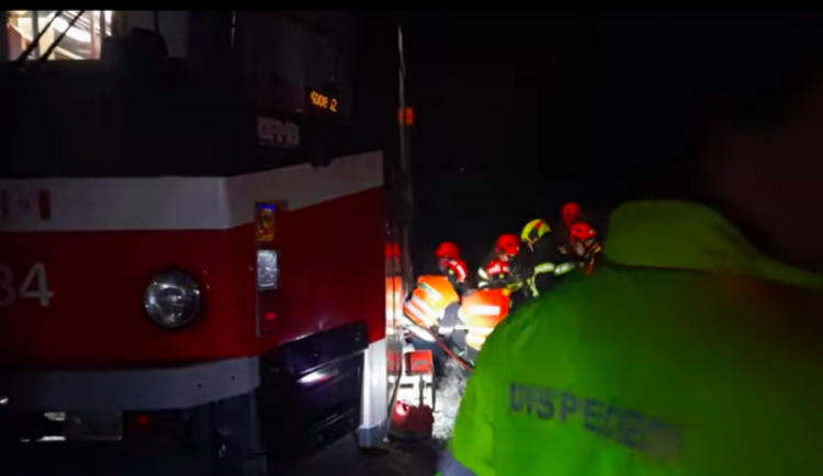 Důchodce v Brně srazila šalina, zůstal pod ní zaklíněný