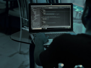 Kvůli situaci na Ukrajině hrozí kyberšpionáže a kyberútoky na významné české cíle, varuje úřad