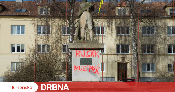 Opponents of Russia spray statue of the Red Army in Brno Crime |  Brněnská Drbna