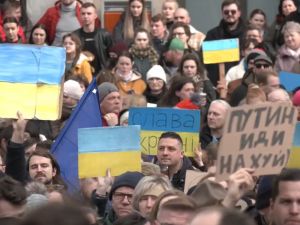 Náměstí v Brně zaplnily tisíce lidí protestující proti útoku Ruska na Ukrajinu
