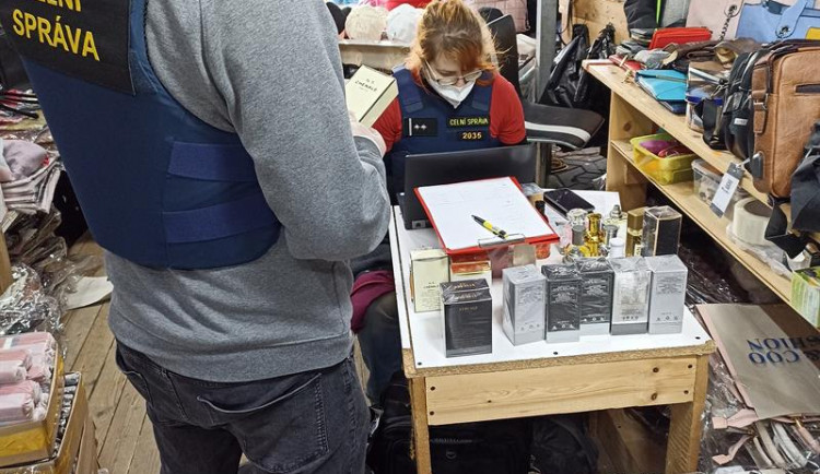 Celníci zabavili na tržnici na Znojemsku padělky zboží za miliony korun