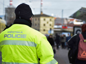 U brněnského nádraží řádili nezletilí výrostci, napadli strážníky