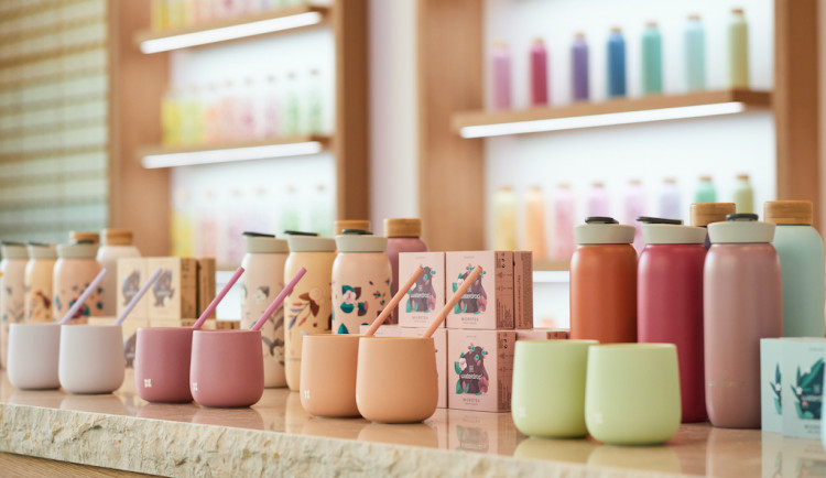 Na začátku byla jedna malá krabička, dnes otevírají obchody po celém světě