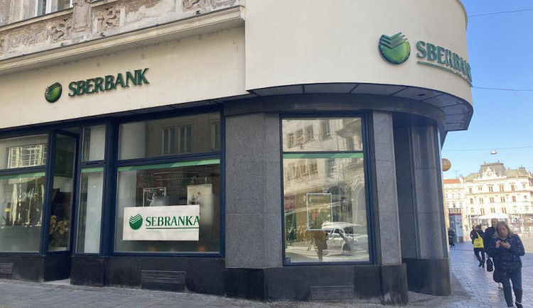 Aktivisté v Brně přejmenovali Sberbank. Vadí jim napojení banky na Rusko