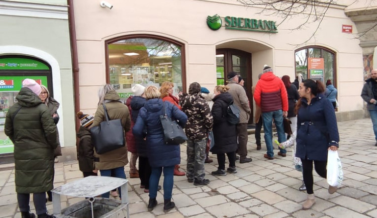 Vklady klientů na účtech končící Sberbank jsou pojištěny, hypotéky se musejí dál splácet
