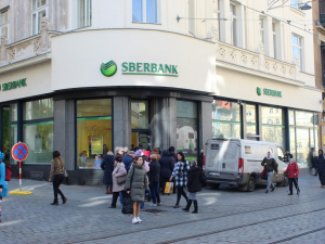 Vklady klientů na účtech končící Sberbank jsou pojištěny, hypotéky se musejí dál splácet