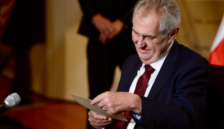 Zeman je spoluviníkem ruské agrese. Bývalí politici a signatáři Charty 77 vyzvali prezidenta k abdikaci