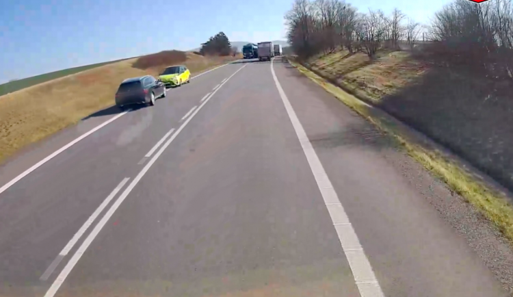 Usnul za volantem a vjel do protisměru. Jihomoravští policisté zveřejnili záběry z tragické nehody