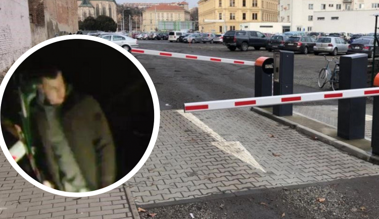 Muž v Brně vylomil závory, aby mohl projet