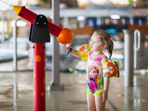 Aqualand Moravia má své superhrdiny, platí jim za to, že jezdí s dětmi na tobogánech