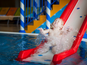 Aqualand Moravia má své superhrdiny, platí jim za to, že jezdí s dětmi na tobogánech