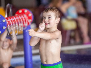 Aqualand Moravia má své superhrdiny, platí jim za to, že jezdí s dětmi na tobogánech
