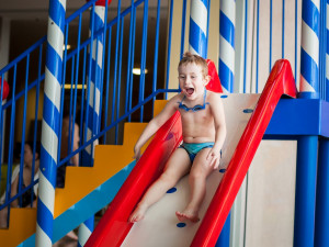 Aqualand Moravia má své superhrdiny, platí jim za to, že jezdí s dětmi na tobogánech