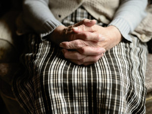 Téměř stoletou ženu v Brně přemohla žízeň, po pádu zůstala uvězněná v bytě