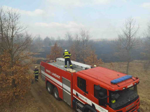 Jihomoravští hasiči bojovali s hořící trávou. Plameny zasáhly tři hektary louky