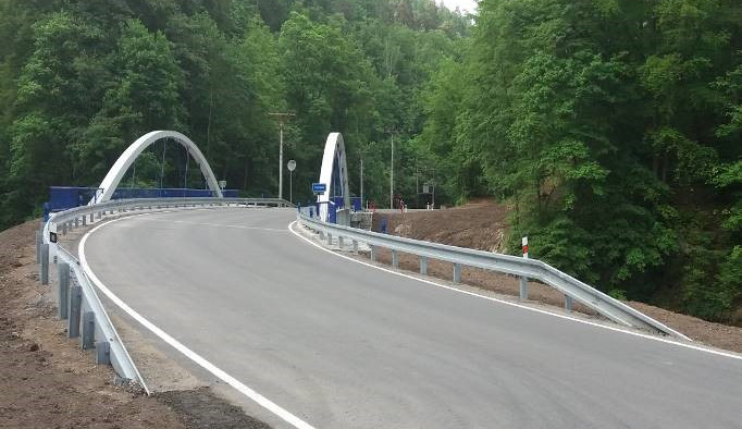 Mezi Bílovicemi a Adamovem dosloužila silnice. Nevydržela nápor vlakové výluky