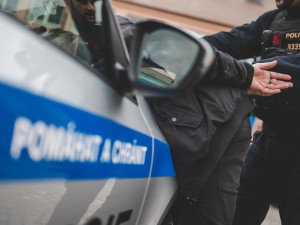 V Brně zkrotili suverénního narkomana, který si v autě vezl fet i nože