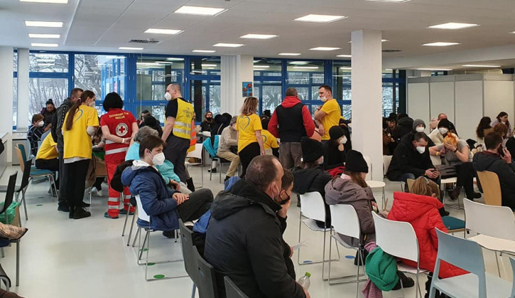 Jízdné teď nezdraží, o dobrovolníky je zájem. Liberecký kraj koordinuje pomoc uprchlíkům