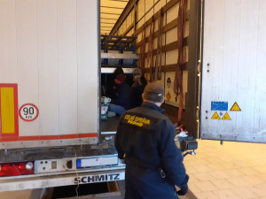 Policisté vyvedli z kamionu na jižní Moravě sedm migrantů