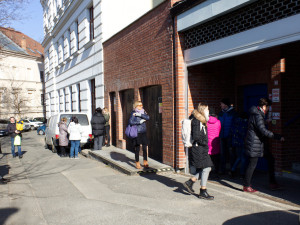 Lidé stojí před magistrátem v Brně hodinové fronty na pas