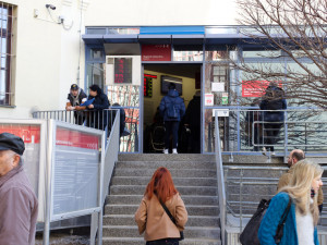 Lidé stojí před magistrátem v Brně hodinové fronty na pas