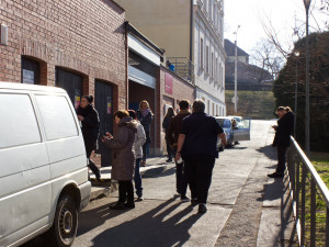 Lidé stojí před magistrátem v Brně hodinové fronty na pas