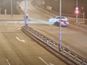 Nebezpečná honička v Brně. Opilý řidič ujížděl před policií a zranil několik lidí