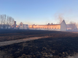 Na Brněnsku shořel bývalý vepřín. Uhasit požár trvalo přes čtyři hodiny