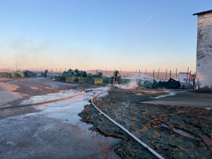 Na Brněnsku shořel bývalý vepřín. Uhasit požár trvalo přes čtyři hodiny