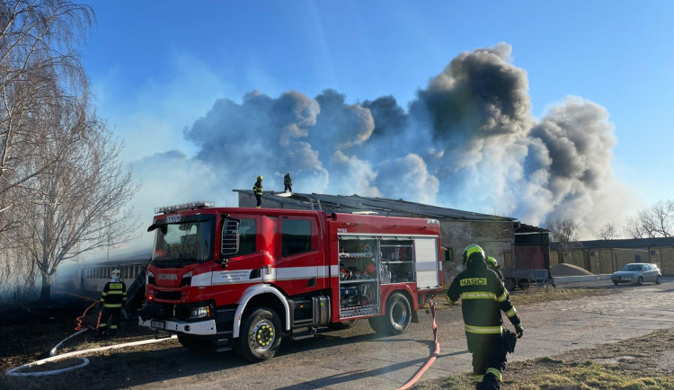 Na Brněnsku shořel bývalý vepřín. Uhasit požár trvalo přes čtyři hodiny