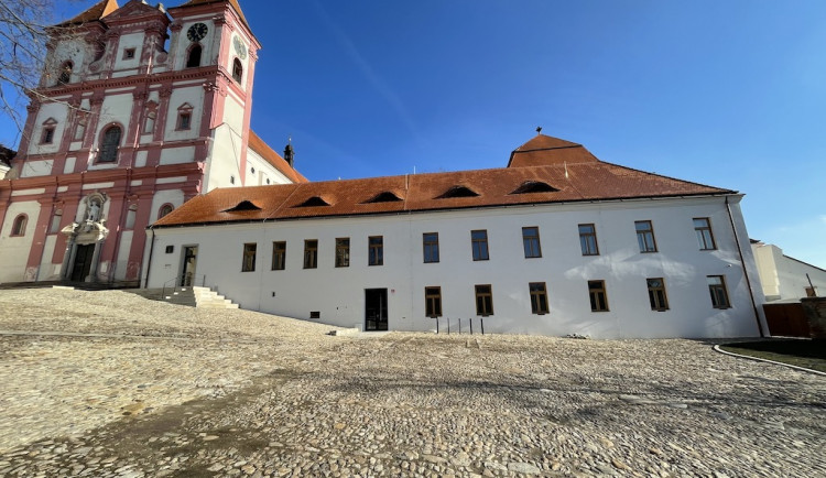 nově rekonstruovaná budova staré školy v Louckém klášteře soutěží v kategorii velké stavby v soutěži Nejlépe opravená kulturní památka Jihomoravského kraje 2021. Do s