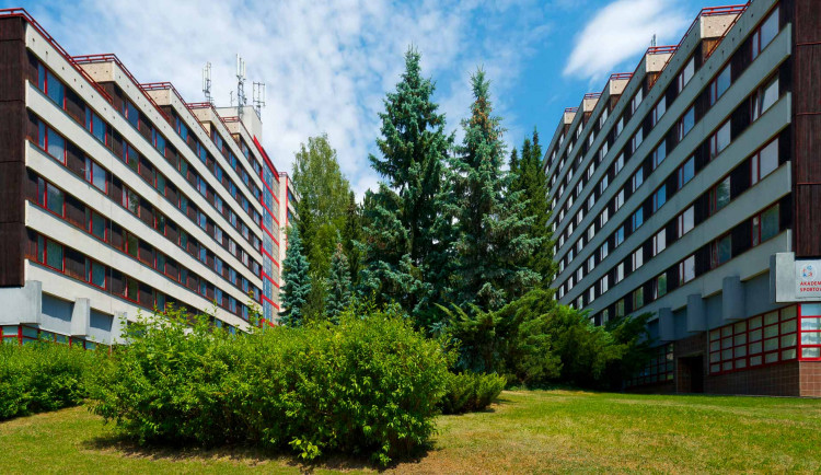 Liberecká univerzita uvolní pro uprchlíky blok harcovských kolejí. Studenti o ubytování nepřijdou