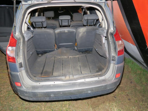 Divoká honička na jižní Moravě. Moldavan si nacpal do auta třináct Indů a boural