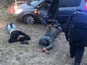 Divoká honička na jižní Moravě. Moldavan si nacpal do auta třináct Indů a boural