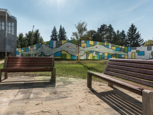 Zdravotníci z Brna udělali radost psychiatrickým pacientům. Pomalovali zeď v areálu nemocnice