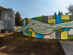 Zdravotníci z Brna udělali radost psychiatrickým pacientům. Pomalovali zeď v areálu nemocnice