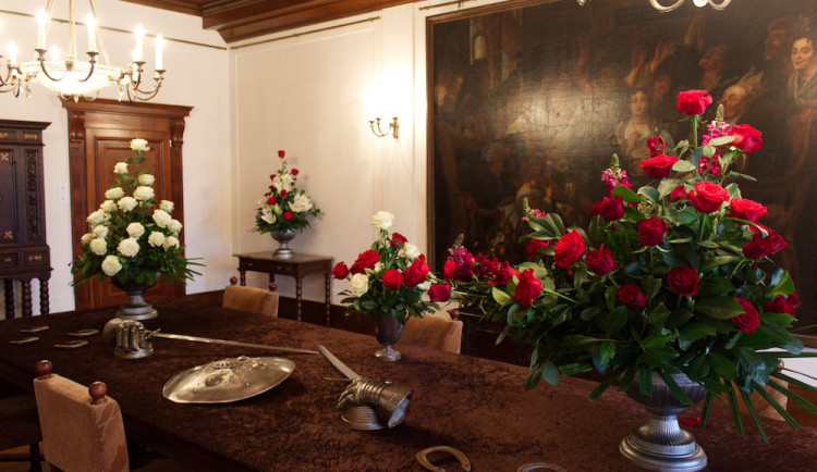 Slavnou brněnskou vilu, v níž nocoval i Fidel Castro, provonělo přes tisíc květin