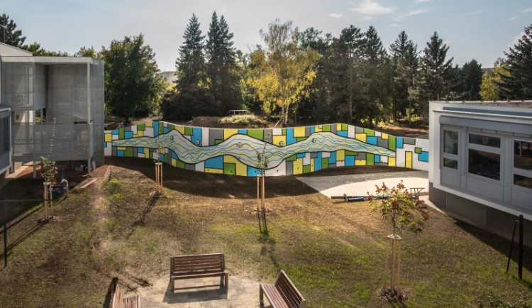 Zdravotníci z Brna udělali radost psychiatrickým pacientům. Pomalovali zeď v areálu nemocnice