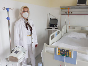 Ochrnul a hýbe jen očima. Pacientům na přístrojích pomáhají v brněnské nemocnici