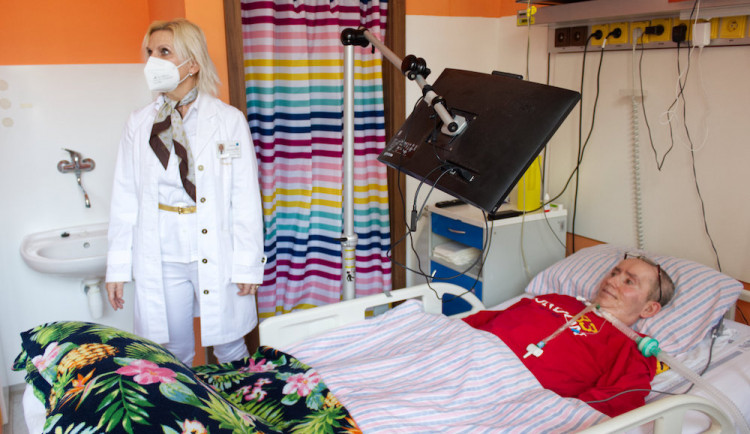 Ochrnul a hýbe jen očima. Pacientům na přístrojích pomáhají v brněnské nemocnici