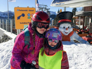 Karolínka s Downovým syndromem chodí do běžné školy, lyžuje a tancuje