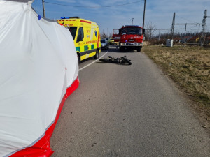 Motorkář vlétl do protisměru a narazil do dodávky. Na místě zemřel