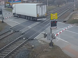 Riskantní manévr na přejezdu. Řidič polského kamionu projel na červenou a nabral závoru