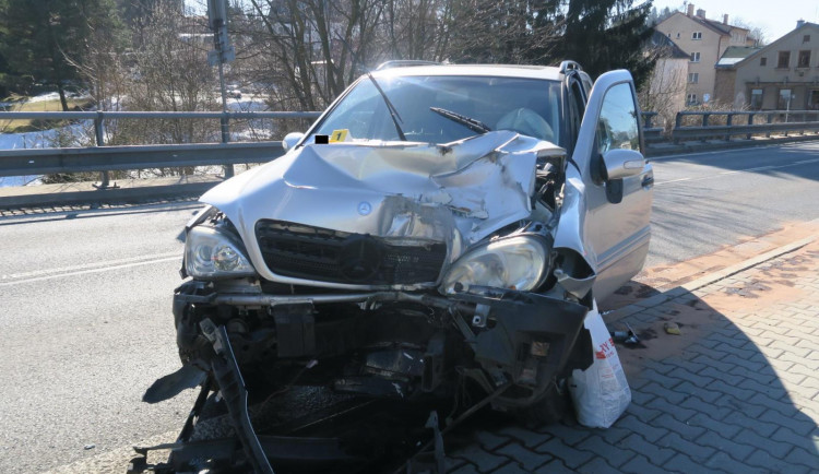 Řidič na Jablonecku upadl do mikrospánku, auto narazilo do sloupu